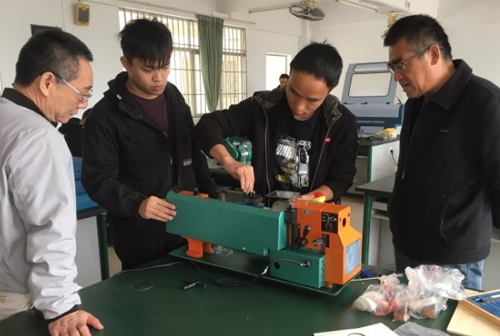 Introducing small teaching machine tools into middle school labor and technical classrooms